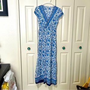 Beautiful blue floral open front dress. Fits like a small to medium.
